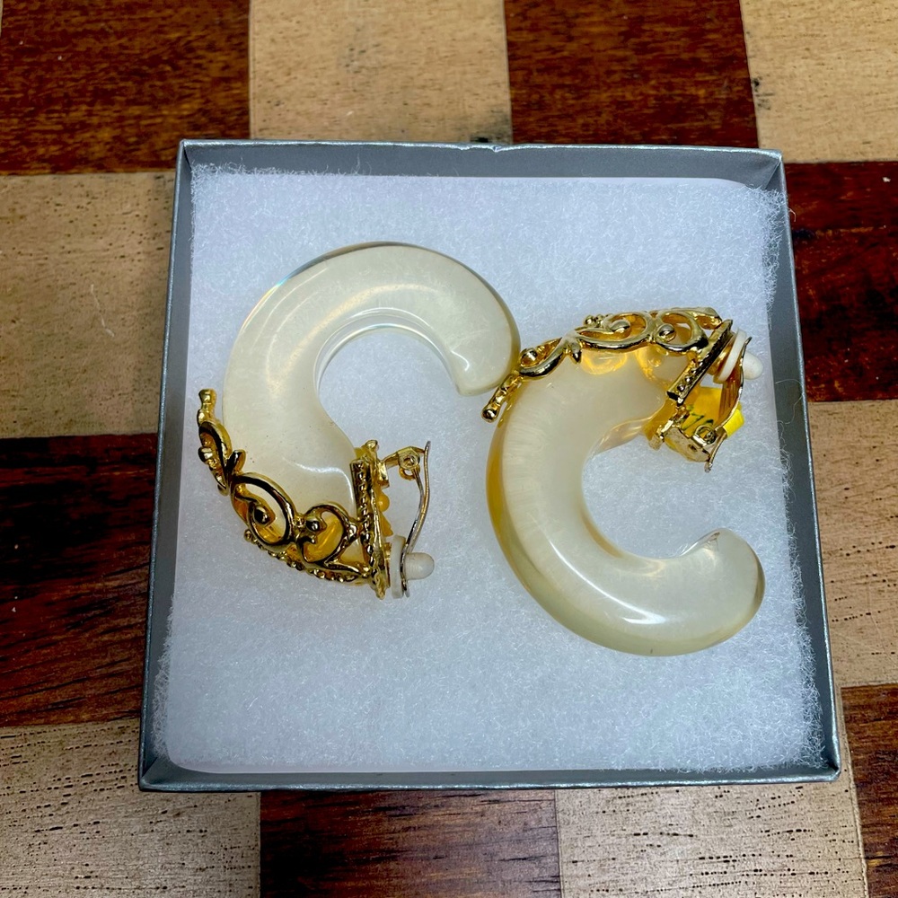 Vintage pair of earrings